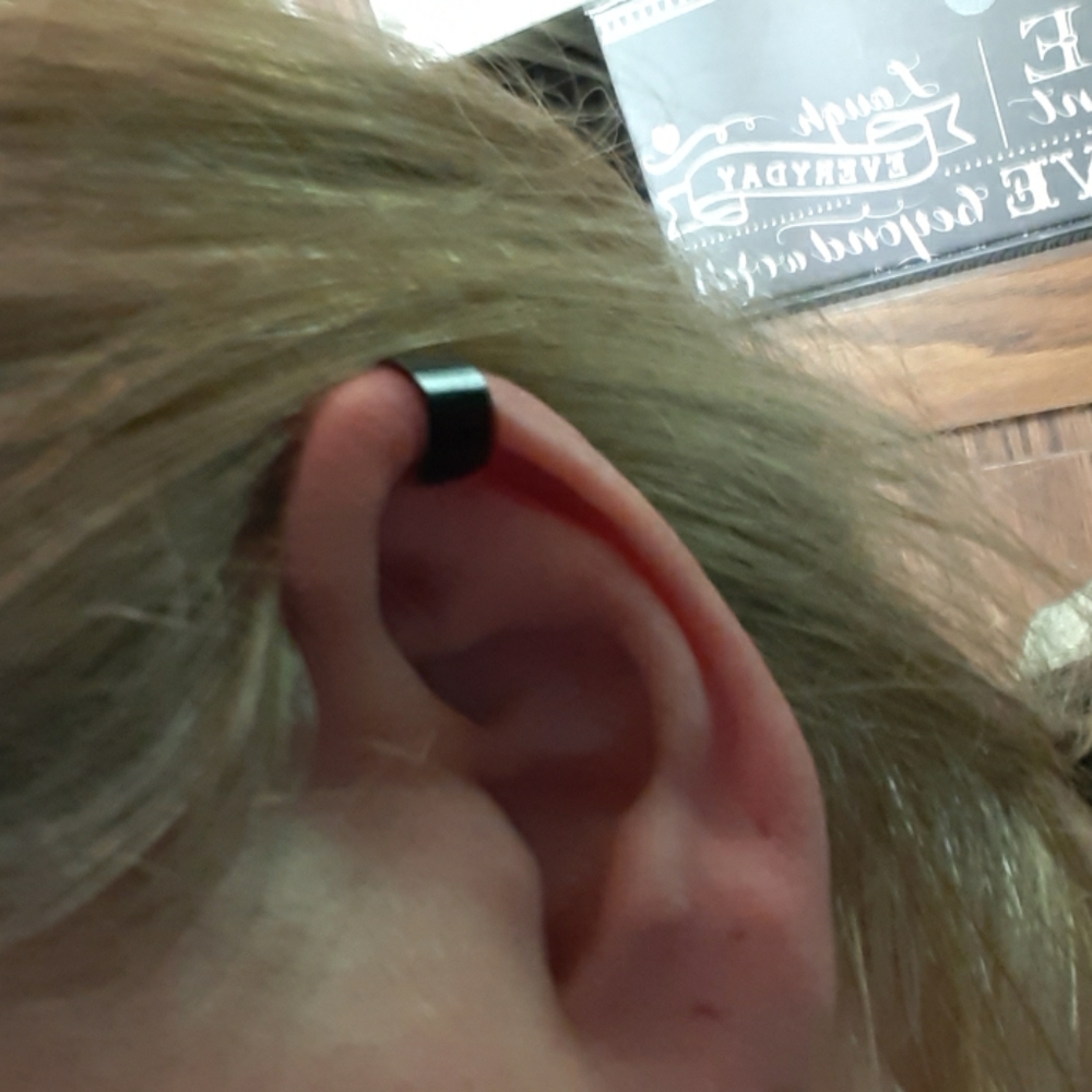 Simple Ear Cuff- black - Picture 2 of 4